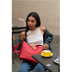 Borsa Oli appoggiata su ginocchia, perfetta per look quotidiani