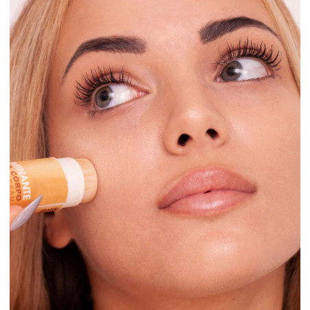 Brilla senza ungere! Un tocco di luce naturale per viso e corpo, con una texture leggera e confortevole.