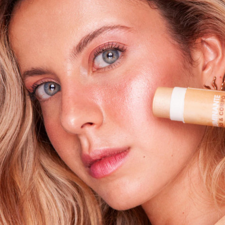 Brilla senza ungere! Un tocco di luce naturale per viso e corpo, con una texture leggera e confortevole.