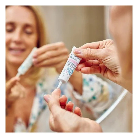 Donna che applica siero contorno occhi bio Lift&Restore