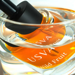 Texture del siero olio viso Usva Wild Fruit con effetto luminoso e consistenza setosa